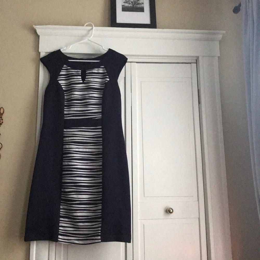 Cap sleeve stretchy knee-length dress